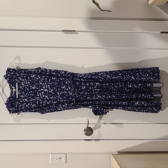 Jane and Delancey Dresses & Skirts - Jane and Delancey button-down collar tie dress | Blue with white floral design​